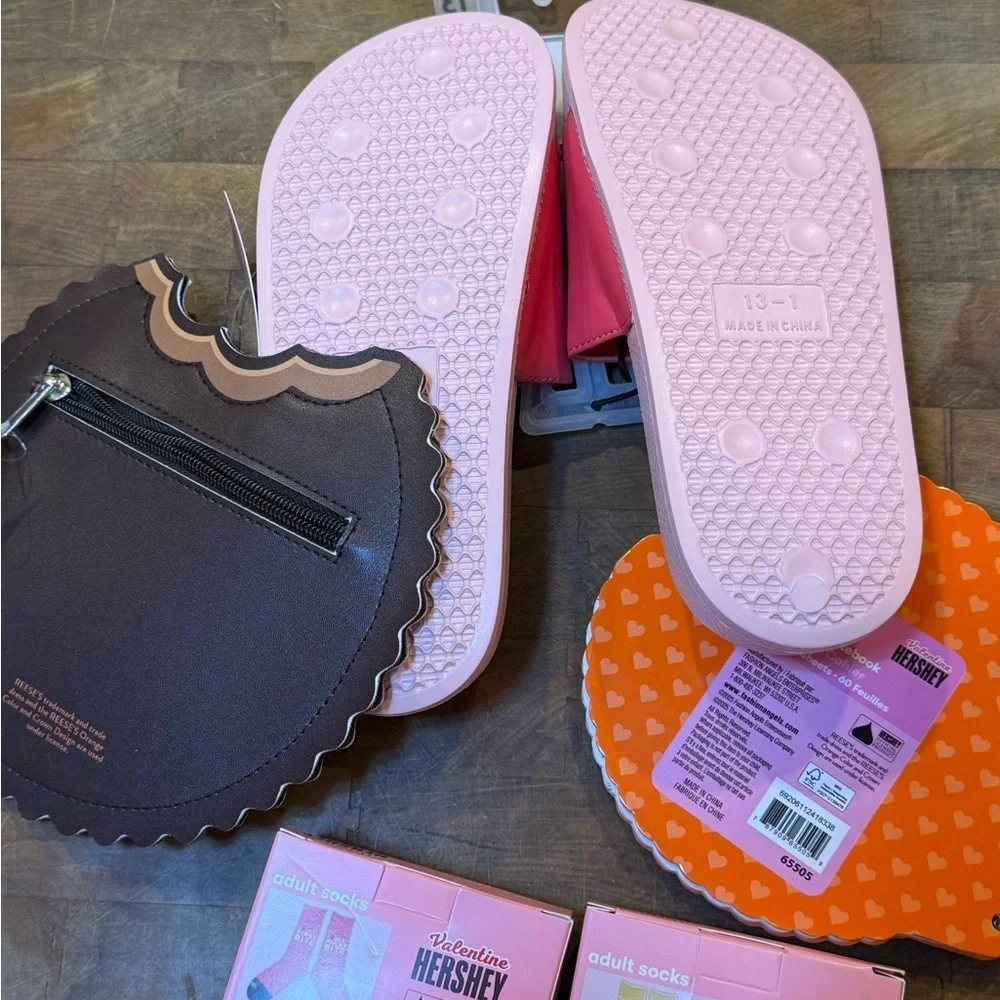 Reese's Slide Sandals Sz 1 Notepad Socks Zipper Bag Reese’s Gift Set Lot NEW
